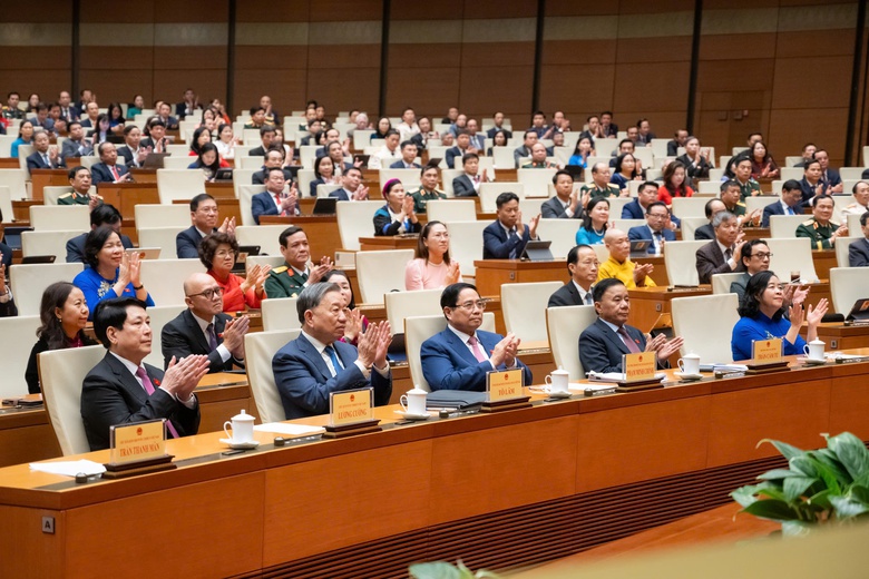 Những buổi tối kh&ocirc;ng nghỉ, chuyến xe vừa đi vừa l&agrave;m g&oacute;p phần tạo n&ecirc;n kỷ lục kỳ họp thứ 10- Ảnh 1.