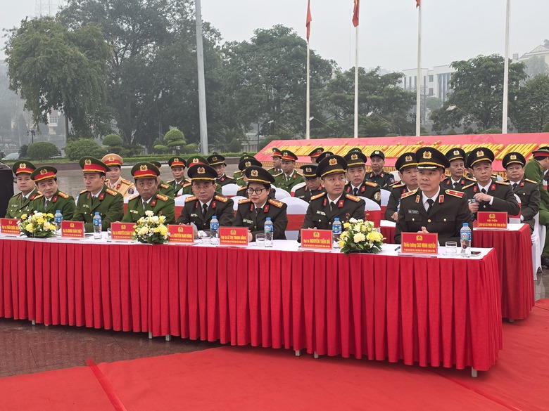 Gần 1.000 c&aacute;n bộ, chiến sĩ c&ocirc;ng an tỉnh L&agrave;o Cai ra qu&acirc;n đợt cao điểm trấn &aacute;p tội phạm- Ảnh 3.