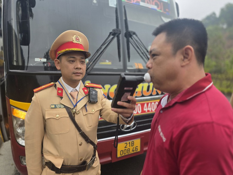 Gần 1.000 c&aacute;n bộ, chiến sĩ c&ocirc;ng an tỉnh L&agrave;o Cai ra qu&acirc;n đợt cao điểm trấn &aacute;p tội phạm- Ảnh 18.