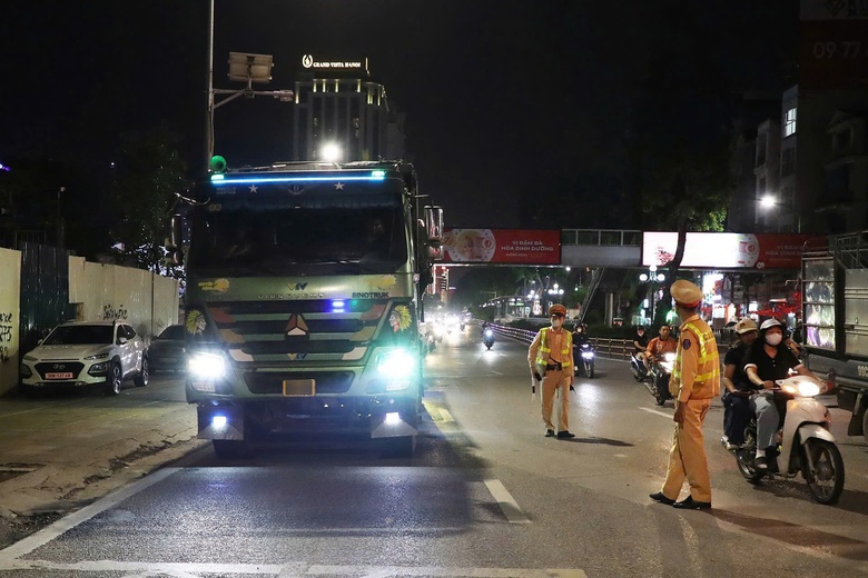 H&agrave; Nội siết tải trọng dịp cận Tết: Hơn 50 xe tải vi phạm bị xử l&yacute; trong 3 tuần- Ảnh 1.