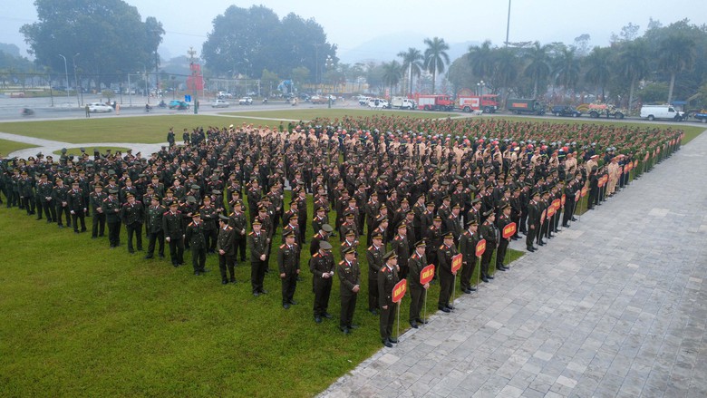 Gần 1.000 c&aacute;n bộ, chiến sĩ c&ocirc;ng an tỉnh L&agrave;o Cai ra qu&acirc;n đợt cao điểm trấn &aacute;p tội phạm- Ảnh 8.