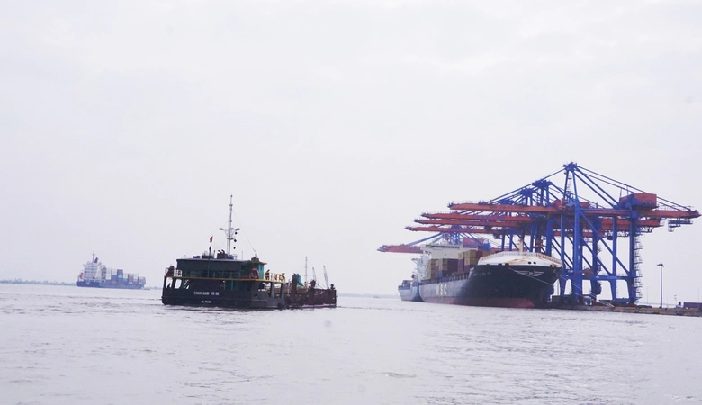 Gấp r&uacute;t nạo v&eacute;t luồng Lạch Huyện, đảm bảo độ s&acirc;u cho t&agrave;u lớn v&agrave;o cảng- Ảnh 2.