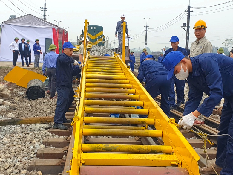 Đường sắt Việt Nam lần đầu diễn tập ứng cứu sụt đường bằng băng tải đ&aacute;- Ảnh 1.