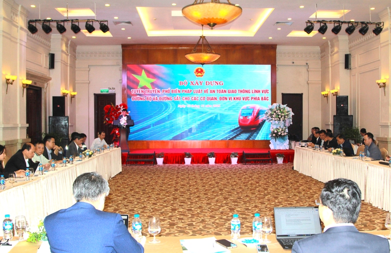 N&acirc;ng cao c&ocirc;ng t&aacute;c đảm bảo trật tự an to&agrave;n giao th&ocirc;ng đường bộ v&agrave; đường sắt- Ảnh 2.