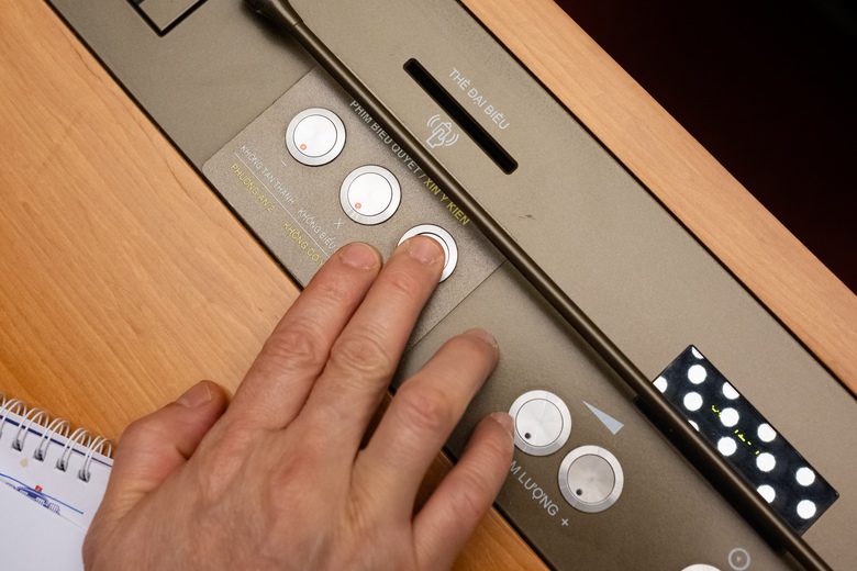 Những buổi tối kh&ocirc;ng nghỉ, chuyến xe vừa đi vừa l&agrave;m g&oacute;p phần tạo n&ecirc;n kỷ lục kỳ họp thứ 10- Ảnh 5.