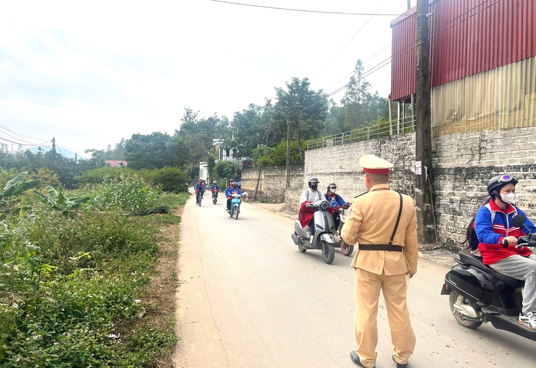 CSGT Lạng Sơn ngăn tai nạn giao th&ocirc;ng li&ecirc;n quan học sinh tr&ecirc;n quốc lộ 1A- Ảnh 5.