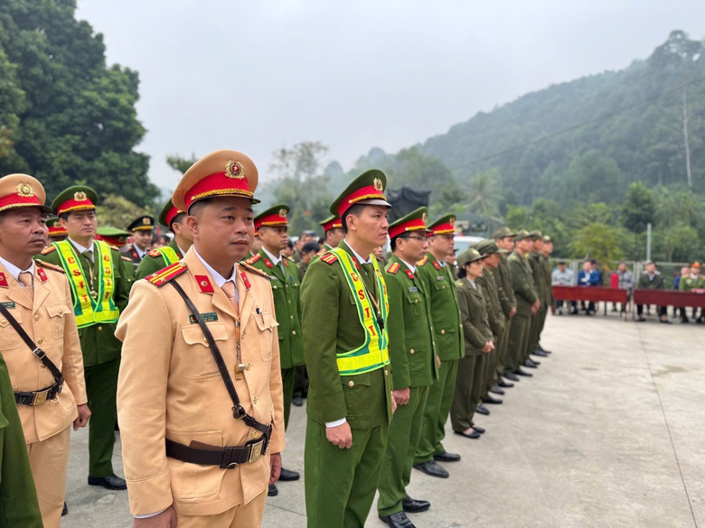 Gần 1.000 c&aacute;n bộ, chiến sĩ c&ocirc;ng an tỉnh L&agrave;o Cai ra qu&acirc;n đợt cao điểm trấn &aacute;p tội phạm- Ảnh 13.