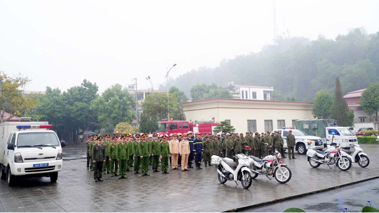 Gần 1.000 c&aacute;n bộ, chiến sĩ c&ocirc;ng an tỉnh L&agrave;o Cai ra qu&acirc;n đợt cao điểm trấn &aacute;p tội phạm- Ảnh 14.