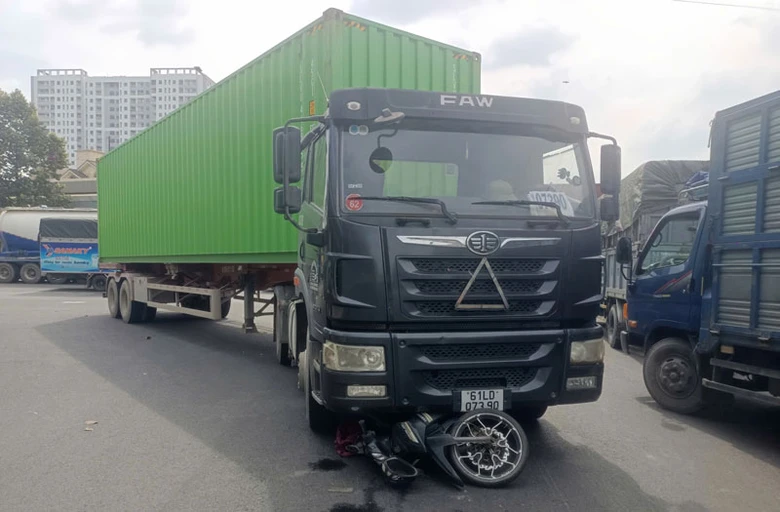 Nạn nh&acirc;n v&agrave; chiếc xe m&aacute;y bị cuốn v&agrave;o gầm xe container.