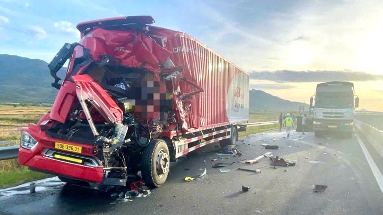 T&agrave;i xế xe container mắc kẹt trong cabin sau va chạm tr&ecirc;n cao tốc- Ảnh 1.