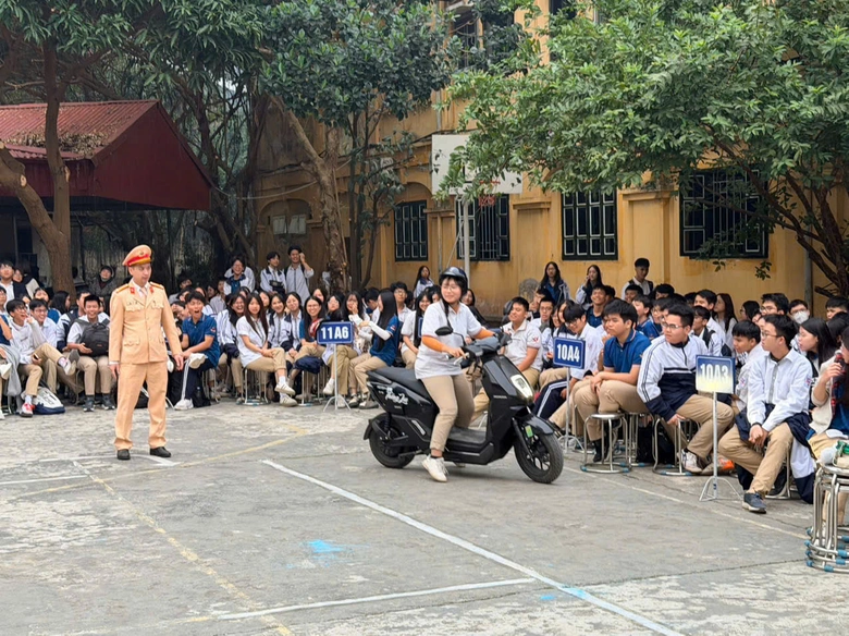 Hà Nội tập huấn kỹ năng lái xe an toàn cho 1.600 học sinh THPT Trung Văn- Ảnh 2. Hà Nội tập huấn kỹ năng lái xe an toàn cho 1.600 học sinh THPT Trung Văn- Ảnh 2.