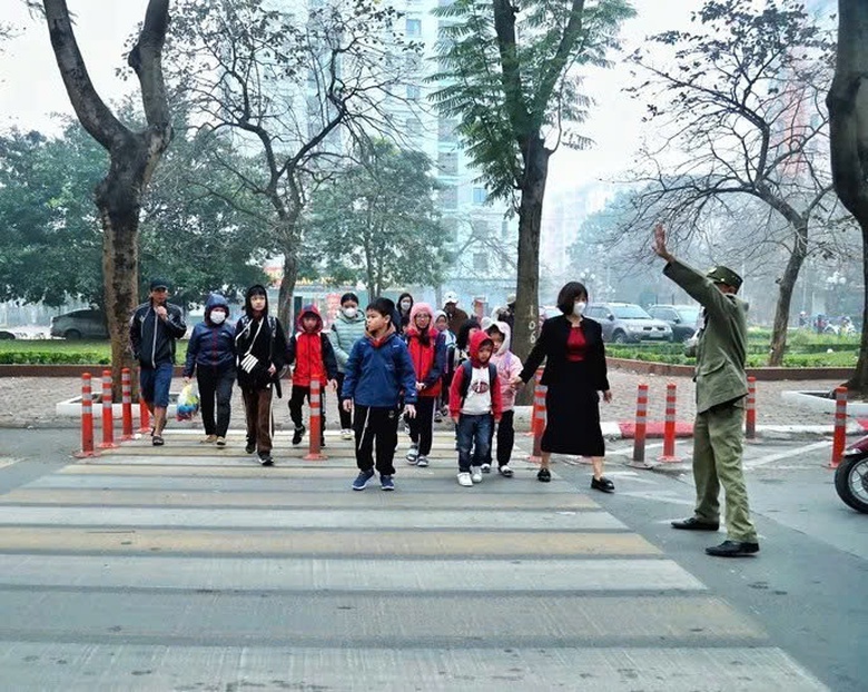H&igrave;nh th&agrave;nh &ldquo;v&ugrave;ng an to&agrave;n&rdquo; cho học sinh tới trường- Ảnh 1.