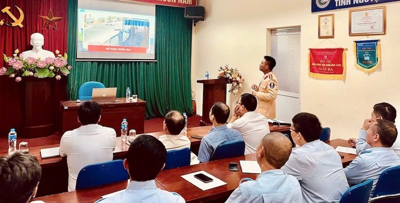 H&agrave; Nội bồi dưỡng ph&aacute;p luật v&agrave; kỹ năng cho l&aacute;i xe bu&yacute;t- Ảnh 1.