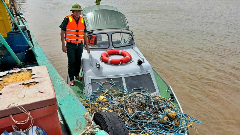 C&agrave; Mau: Tịch thu tang vật của hai t&agrave;u c&aacute; d&ugrave;ng k&iacute;ch điện để khai th&aacute;c thủy sản- Ảnh 1.