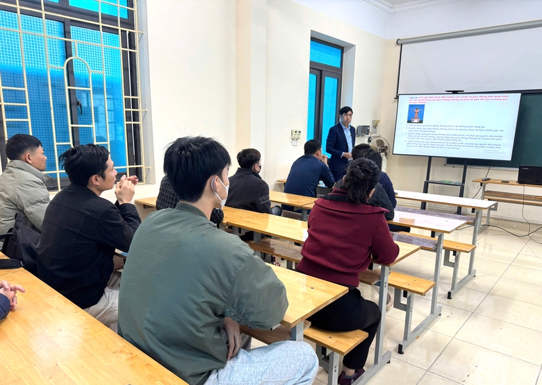 Ph&uacute; Thọ: Linh hoạt phương ph&aacute;p dạy m&ocirc;n ph&aacute;p luật về giao th&ocirc;ng đường bộ cho học vi&ecirc;n- Ảnh 1.