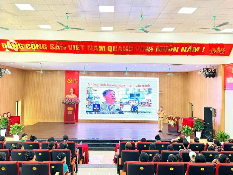 Mỗi người phụ nữ l&agrave; một tuy&ecirc;n truyền vi&ecirc;n an to&agrave;n giao th&ocirc;ng- Ảnh 1.