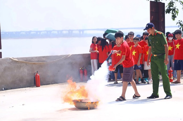 H&agrave; Nội tập huấn kỹ năng cứu người đuối nước cho giới học sinh- Ảnh 1.