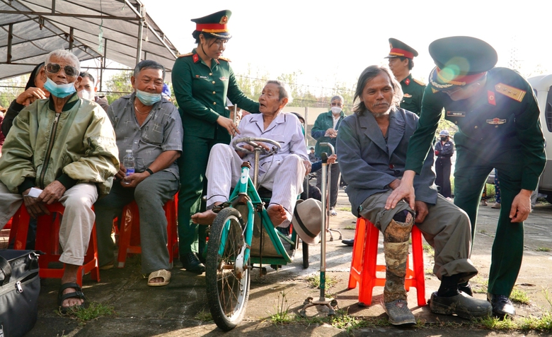 Binh đo&agrave;n 15 chăm s&oacute;c sức khỏe cho đồng b&agrave;o Gia Lai sau b&atilde;o lũ- Ảnh 1.