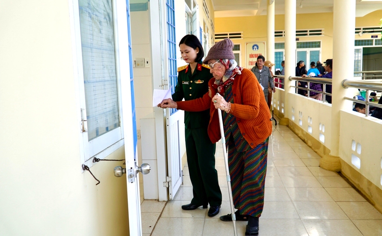 Binh đo&agrave;n 15 chăm s&oacute;c sức khỏe cho đồng b&agrave;o Gia Lai sau b&atilde;o lũ- Ảnh 2.