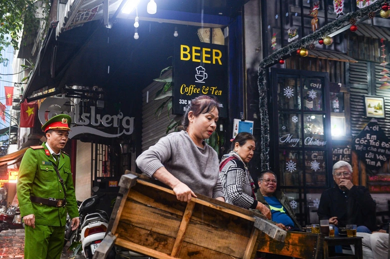 H&agrave; Nội: Đồng loạt ra qu&acirc;n xử l&yacute; vi phạm trật tự đ&ocirc; thị- Ảnh 10.