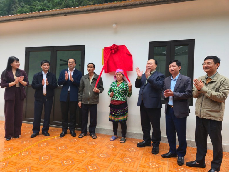 Thần tốc giao nhà "chìa khoá trao tay" cho 3 gia đình người Mông ở Thái Nguyên sau lũ- Ảnh 7. Thần tốc giao nhà "chìa khoá trao tay" cho 3 gia đình người Mông ở Thái Nguyên sau lũ- Ảnh 7.