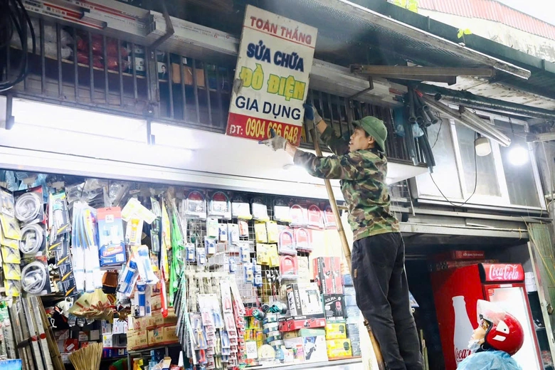 H&agrave; Nội: Đồng loạt ra qu&acirc;n xử l&yacute; vi phạm trật tự đ&ocirc; thị- Ảnh 3.