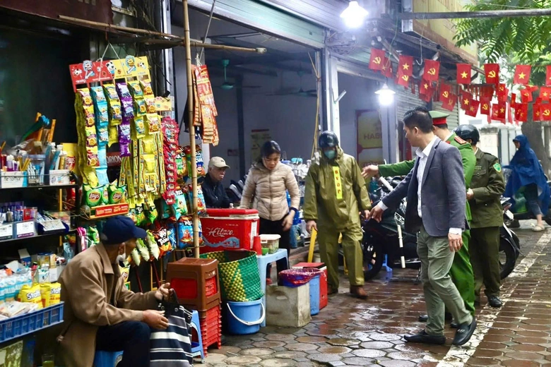H&agrave; Nội: Đồng loạt ra qu&acirc;n xử l&yacute; vi phạm trật tự đ&ocirc; thị- Ảnh 5.