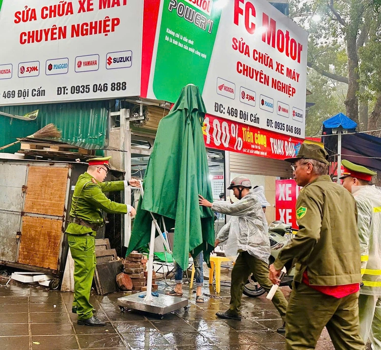 H&agrave; Nội: Đồng loạt ra qu&acirc;n xử l&yacute; vi phạm trật tự đ&ocirc; thị- Ảnh 9.