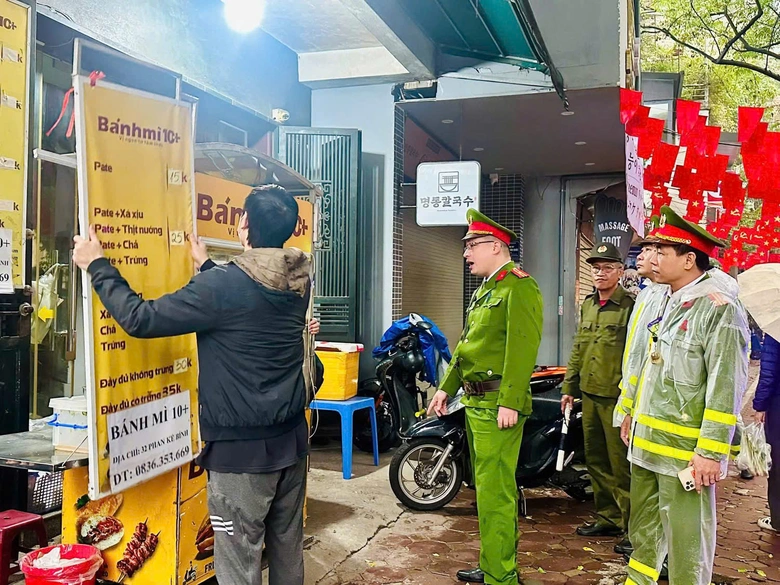 H&agrave; Nội: Đồng loạt ra qu&acirc;n xử l&yacute; vi phạm trật tự đ&ocirc; thị- Ảnh 8.