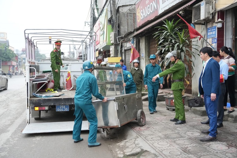 H&agrave; Nội: Đồng loạt ra qu&acirc;n xử l&yacute; vi phạm trật tự đ&ocirc; thị- Ảnh 13.