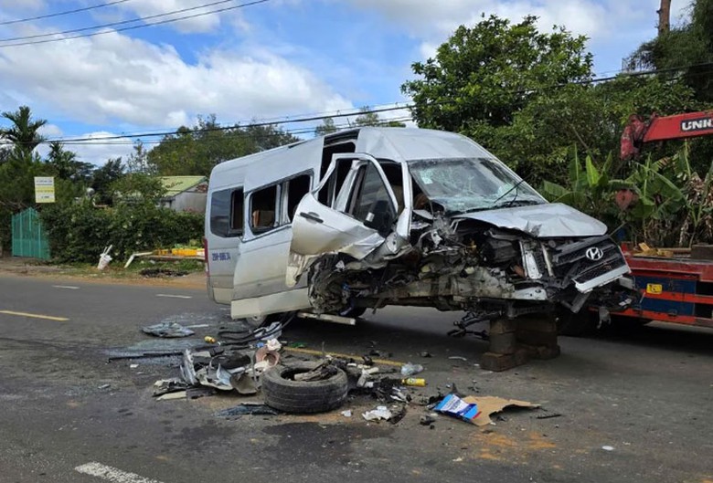 Chiếc xe kh&aacute;ch tại hiện trường vụ tai nạn.