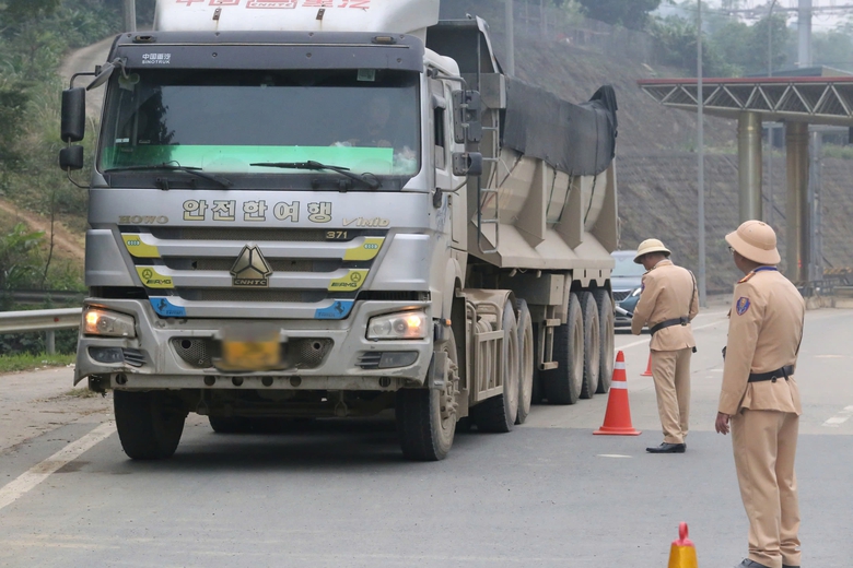 Người d&acirc;n Ph&uacute; Thọ khốn khổ v&igrave; xe tải trọng lớn lao nhanh tr&ecirc;n đường- Ảnh 10.