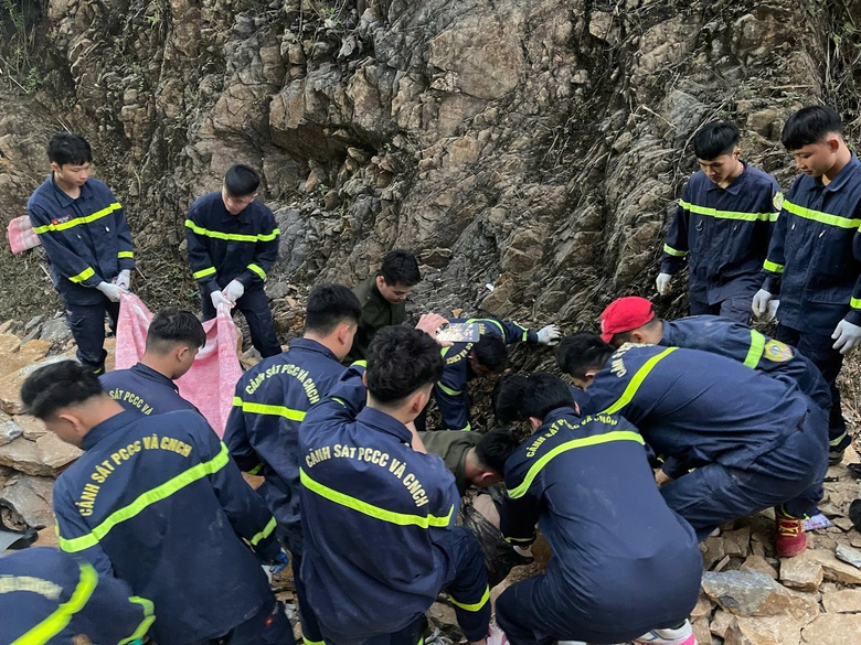 T&igrave;m thấy hai nạn nh&acirc;n vụ sạt lở tr&ecirc;n quốc lộ 6- Ảnh 2.