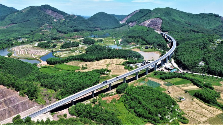 Cận cảnh cao tốc Cam Lộ - La Sơn trước ng&agrave;y mở rộng l&ecirc;n 4 l&agrave;n xe- Ảnh 1.