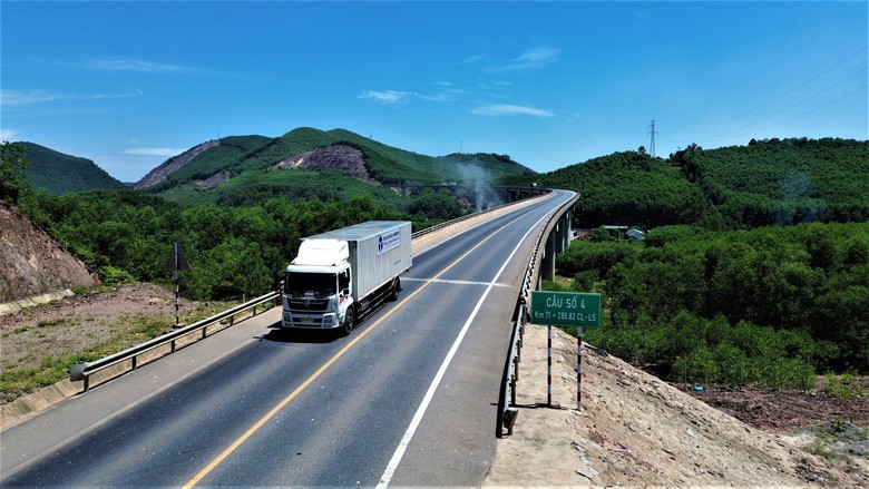 Cận cảnh cao tốc Cam Lộ - La Sơn trước ng&agrave;y mở rộng l&ecirc;n 4 l&agrave;n xe- Ảnh 11.