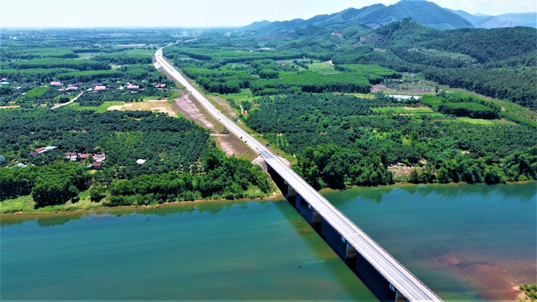 Cận cảnh cao tốc Cam Lộ - La Sơn trước ng&agrave;y mở rộng l&ecirc;n 4 l&agrave;n xe- Ảnh 8.