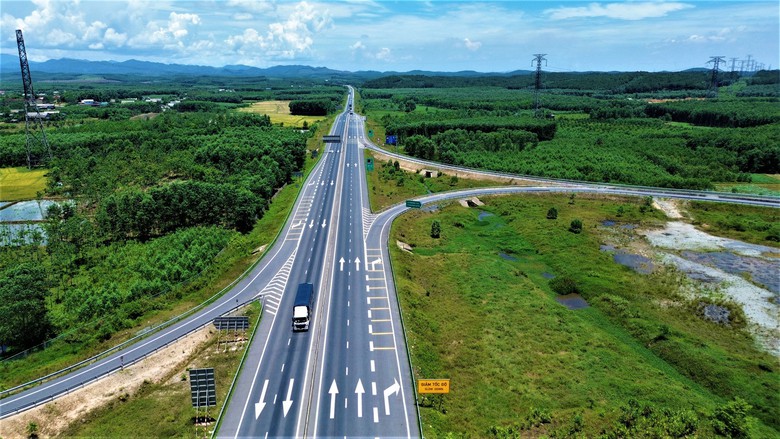 Cận cảnh cao tốc Cam Lộ - La Sơn trước ng&agrave;y mở rộng l&ecirc;n 4 l&agrave;n xe- Ảnh 5.
