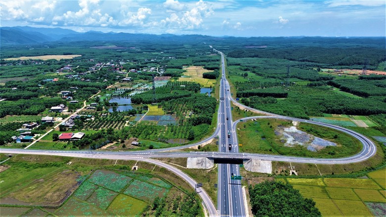 Cận cảnh cao tốc Cam Lộ - La Sơn trước ng&agrave;y mở rộng l&ecirc;n 4 l&agrave;n xe- Ảnh 7.