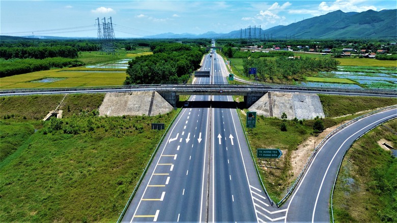Cận cảnh cao tốc Cam Lộ - La Sơn trước ng&agrave;y mở rộng l&ecirc;n 4 l&agrave;n xe- Ảnh 12.