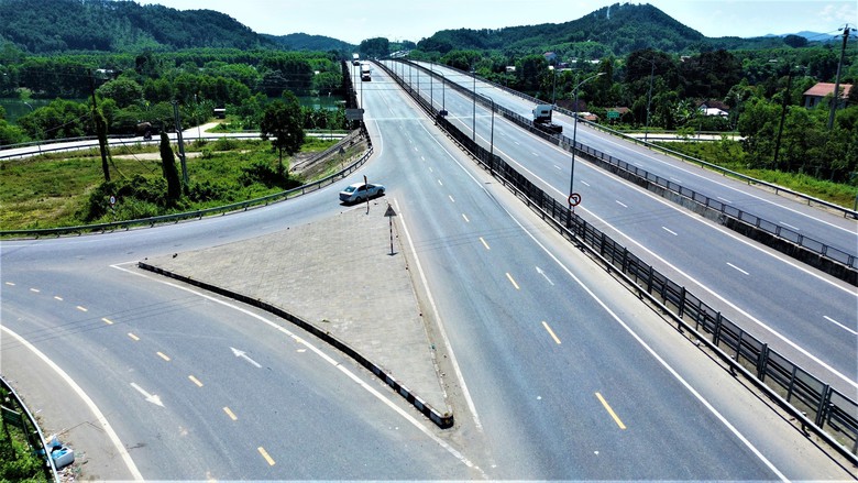 Cận cảnh cao tốc Cam Lộ - La Sơn trước ng&agrave;y mở rộng l&ecirc;n 4 l&agrave;n xe- Ảnh 6.