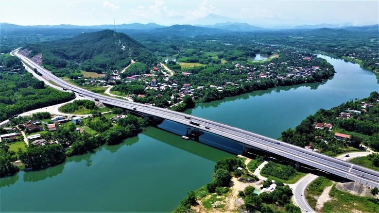 Cận cảnh cao tốc Cam Lộ - La Sơn trước ng&agrave;y mở rộng l&ecirc;n 4 l&agrave;n xe- Ảnh 9.