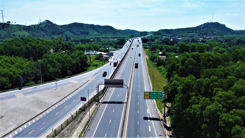 Cận cảnh cao tốc Cam Lộ - La Sơn trước ng&agrave;y mở rộng l&ecirc;n 4 l&agrave;n xe- Ảnh 3.