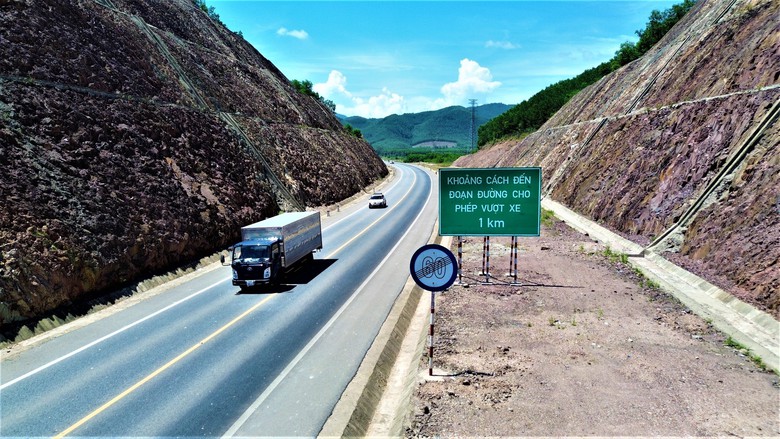 Cận cảnh cao tốc Cam Lộ - La Sơn trước ng&agrave;y mở rộng l&ecirc;n 4 l&agrave;n xe- Ảnh 2.