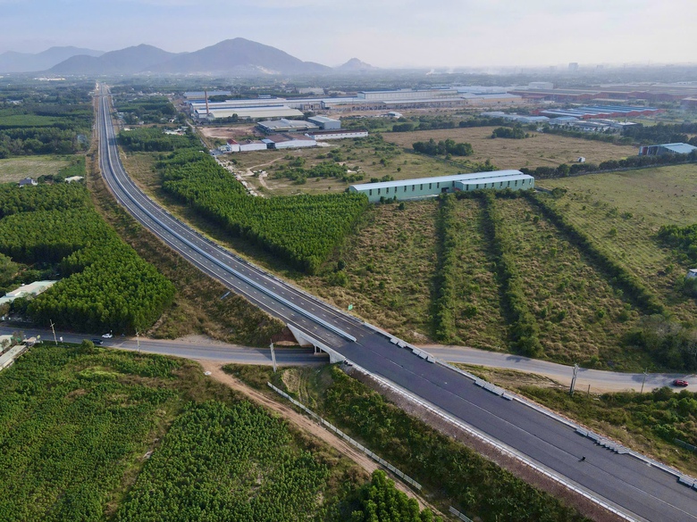 Thủ tướng kiểm tra cao tốc Bi&ecirc;n H&ograve;a - Vũng T&agrave;u, th&uacute;c tiến độ kết nối s&acirc;n bay Long Th&agrave;nh- Ảnh 3.