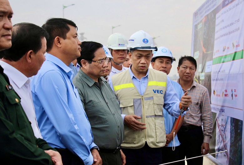 Thủ tướng kiểm tra cao tốc Bi&ecirc;n H&ograve;a - Vũng T&agrave;u, th&uacute;c tiến độ kết nối s&acirc;n bay Long Th&agrave;nh- Ảnh 4.