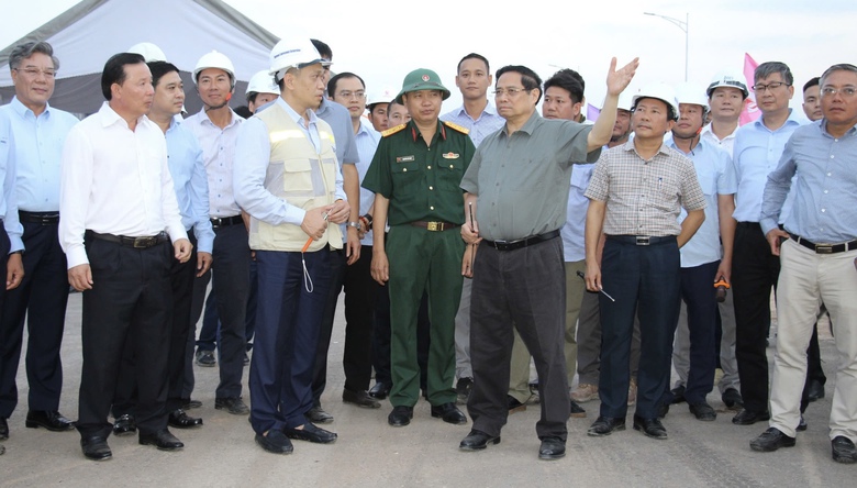 Thủ tướng kiểm tra cao tốc Bi&ecirc;n H&ograve;a - Vũng T&agrave;u, th&uacute;c tiến độ kết nối s&acirc;n bay Long Th&agrave;nh- Ảnh 2.