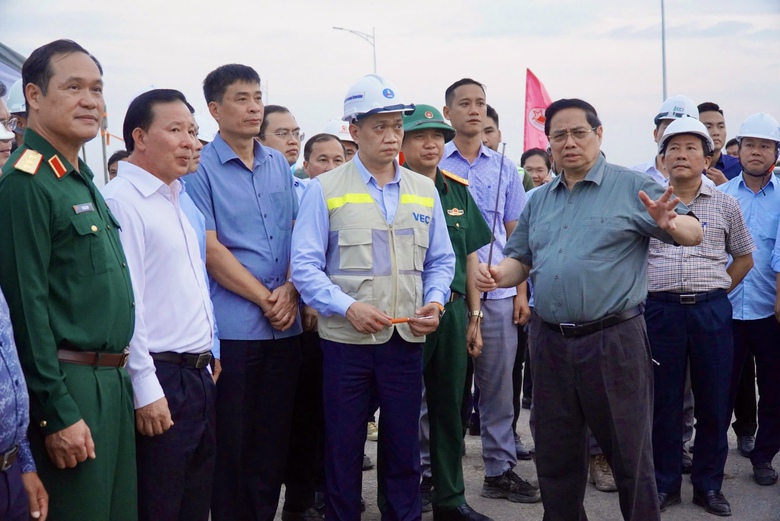 Thủ tướng kiểm tra cao tốc Bi&ecirc;n H&ograve;a - Vũng T&agrave;u, th&uacute;c tiến độ kết nối s&acirc;n bay Long Th&agrave;nh- Ảnh 1.
