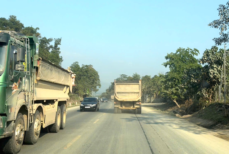 Người d&acirc;n Ph&uacute; Thọ khốn khổ v&igrave; xe tải trọng lớn lao nhanh tr&ecirc;n đường- Ảnh 1.