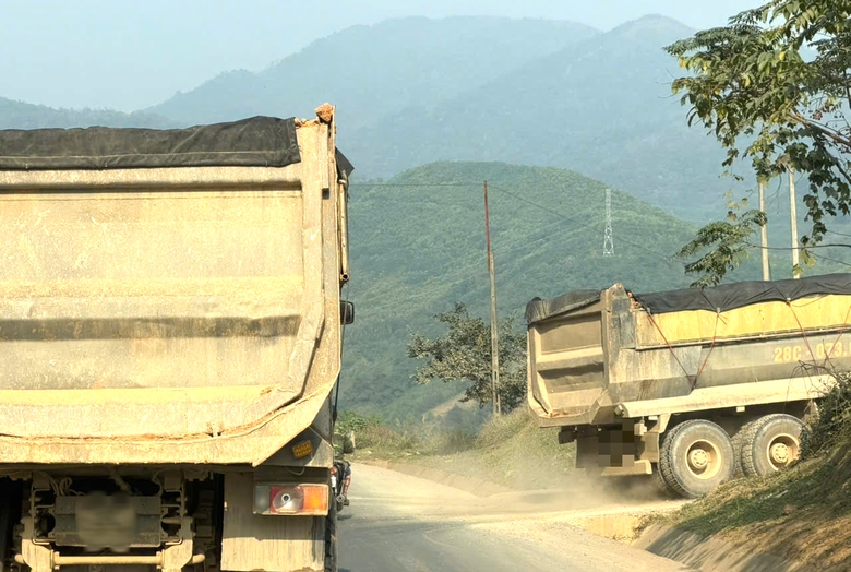 Người d&acirc;n Ph&uacute; Thọ khốn khổ v&igrave; xe tải trọng lớn lao nhanh tr&ecirc;n đường- Ảnh 2.