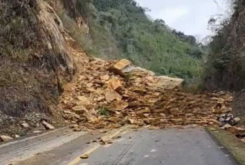 Quốc lộ 6 sạt lở, phương tiện lưu th&ocirc;ng theo hướng n&agrave;o?- Ảnh 2.